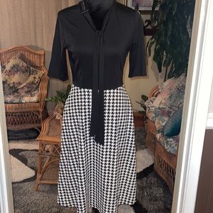 Oxiuli Fashion Dress Black and White Size M New with Tags